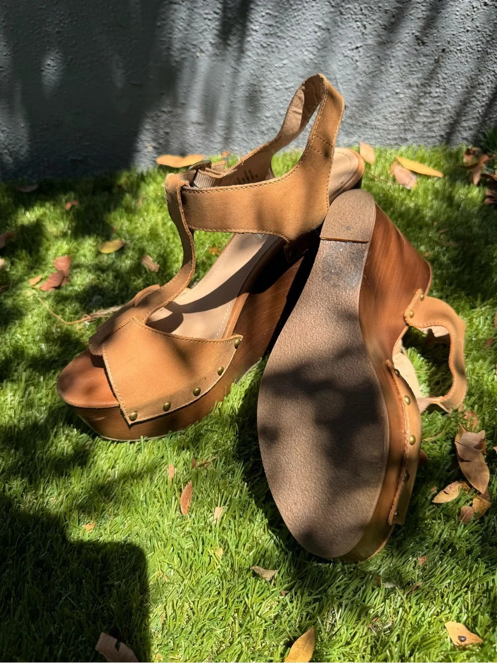 Steve Madden Brown Platform T-Strap Sandals with Buckle